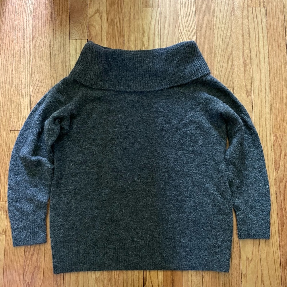 Wilfred Free Beautiful gray sweater!!